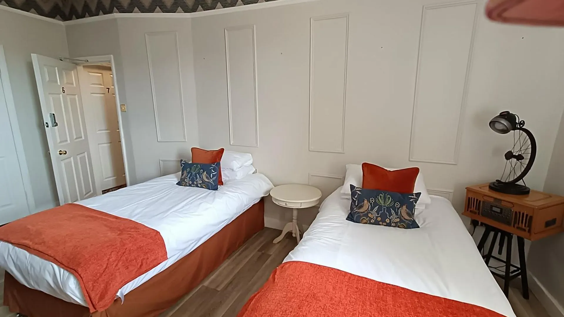 Rooms On The Prom Cheltenham 4*,