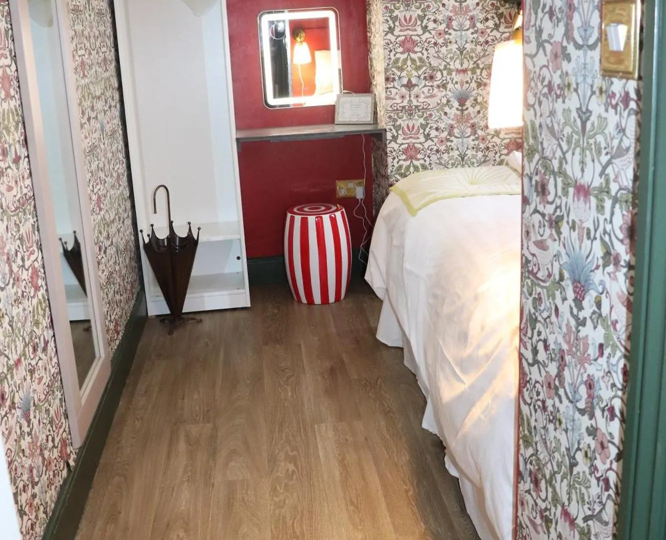 Rooms On The Prom Cheltenham 4*,